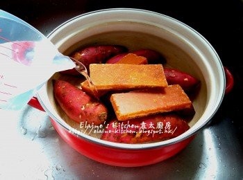 step1: 蕃薯洗淨用毛巾抹乾水份放入煲內 , 加入片糖及1500ml水