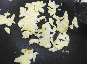 step2: 倒入蛋液拌炒一下~~