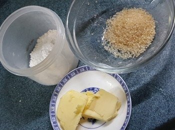 step5: 將<span class="group_3">包面餡料:</span>普通牛油30g,砂糖15g,麵粉25g拌勻,放入唧袋待用