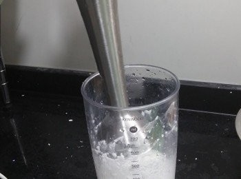 step3: 3. 將浸透既糯米用hand blender打碎
      (但不要太過火變粉，要有微粒既狀態)