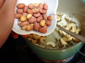 step9: 加入花生。建議買生的花生。如果買不到，炒過原味的花生也可以。