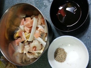 step3: 雜錦海鮮用半茶匙胡椒粉,半茶匙海鹽,1茶匙紹興酒醃15分鐘以上待用