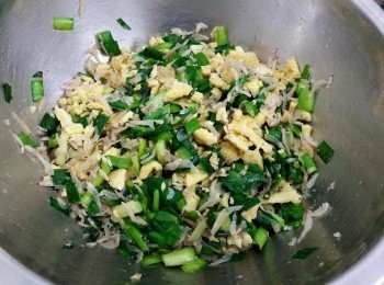 step1: 內餡做法:
韭菜洗淨切成小段
將雞蛋打散用少許油煎成蛋餅切碎
最後將所有材料及調味料混合在一起拌勻放涼備用