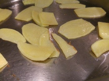 step6: 先爆香薑片見微燶下蟹蚶。