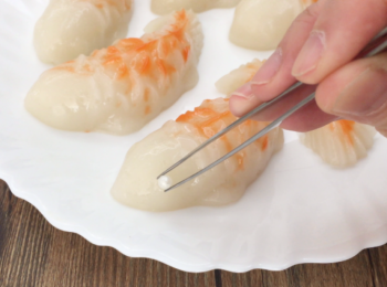 step12: 最後加入裝飾糖珠做眼睛，完成。