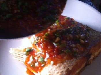 step3: 即可淋在煎好的魚尾上。