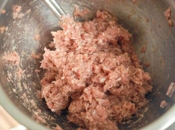 step1: 將調味料與免治豬肉拌勻，用筷子向同一個方向攪拌約三分鐘，呈黏稠的膠質即可。蓋上保鮮紙，放入雪櫃醃最少三小時，醃過夜最好