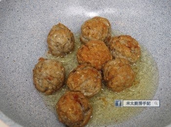 step2: 鍋中下2湯匙油燒熱，放入鯪魚球，不時用鏟子把鯪魚球轉動使其受熱均勻至外皮變金黃，上碟，把油分印乾，沾蜆蚧醬食用。