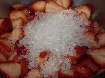step3: 草莓出水後倒入冰糖，用小火細煮。