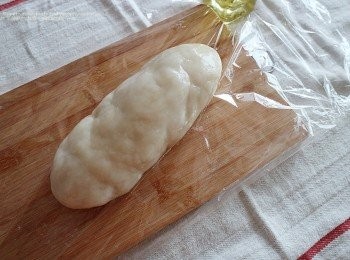 step4: 取一張保鮮紙將麵糰搓成長條狀封好兩面接口,