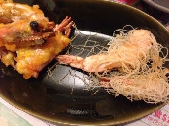 step3: 用中高的油溫炸蝦卷（每次放1至2-3隻炸）待全部炸好再回鑊大火走油1次會比較乾脆，記得炸好的蝦卷要抽走定型竹韱才上蝶