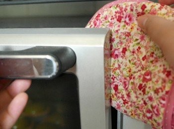 step18: 烤焗完成後 拉開爐門1-2吋 把蛋撻多留在焗爐內10分鐘。