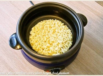 step2: 先將麵體用熱水稍微煮開後撈出，惟時間不宜過久，以免麵體軟爛而不Q彈。