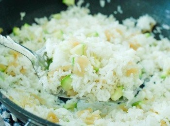 step5: 加入蛋白和翠玉瓜，拌勻即成