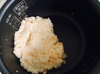 step3: 然後拌勻所有<span class="group_1">食材</span>，戴上手套搓成小圓粒即成。