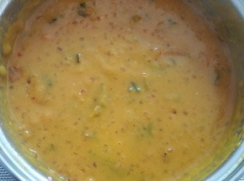 step5: 加入片糖。(如果驚滾瀉，可用竹筷子扛起煲蓋，等佢慢慢滾。)直至西米浮起。最後，加入
忌廉搞勻後，滾1-2分鐘。咁就食得啦