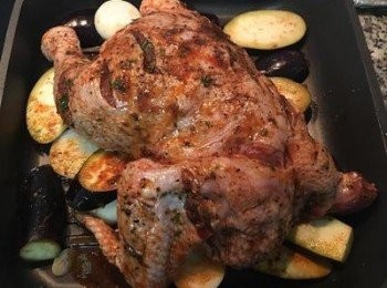 step2: 烤箱預熱到200度，將洋蔥和茄子或馬玲薯或地瓜切厚片丢到醃半雞的保鮮袋中，讓其沾滿<span class="group_2">醃料</span>後再取出鋪在烤盤上，半雞再擺上去，然後用鋁薄紙包住，進烤箱200度烤45分鐘後拿掉鋁薄紙續烤10分鐘或直到烤雞表面上色即可，關火在烤箱裡悶5分鐘再取出切塊擺盤，旁邊再放上生菜和小蕃茄做配菜便完成了。