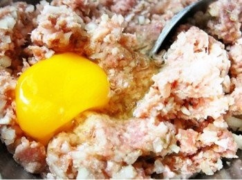 step4: 加入雞蛋，再順時針拌勻約三分鐘至起膠。