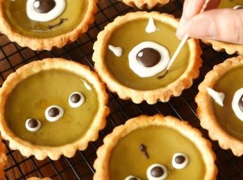 step22: 以牙簽點上朱古力後畫上較幼細的線條即成。