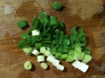 step3: 將青葱切成葱花備用。