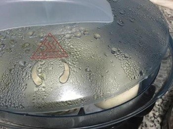 step9: 發酵完成後,冷水大火蒸18-20分鐘即可,但開蓋前不要一下子就掀開,應該開一小口讓蒸氣散出後再取出饅頭放涼.