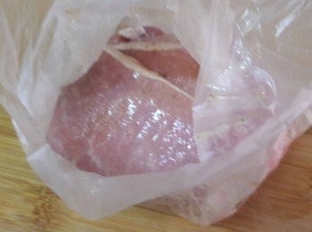 step2: 豬扒先用醃料醃半天