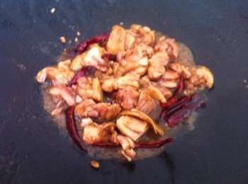 step5: 加入食水以中火煮滾，至半收汁。