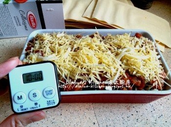 step9: 再重複幾次放上一片闊麵 >> 肉醬 >> 芝士碎至滿 , 靜置10分鐘