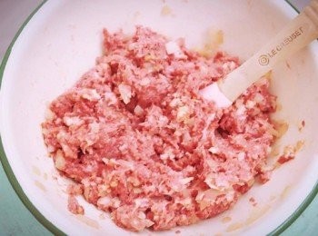 step6: 攪拌均勻接著分成兩等份，捏成圓形或是橢圓形。