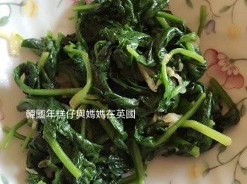 step3: 將拌菠菜醬汁材料與菠菜一起拌勻備用。
