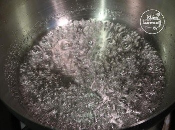 step3: 將細砂糖與水以2:1的比例煮至微焦糖色起鍋。 （焦糖上色後，顏色會深的很快，所以不要等太深才離火）