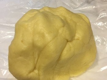 step7: 攪成麵團後用保鮮紙包著放入冰櫃雪三十分鐘