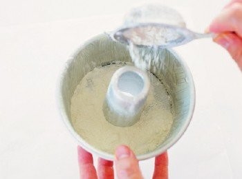 step9: 在模具裡撒上高筋麵粉（分量外），再將多餘的麵粉撣除。