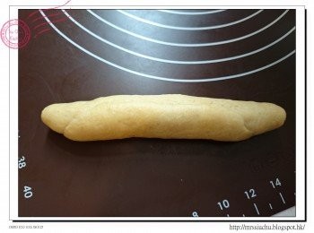 step4: 完成醒麵後, 拍打麵團排出空氣, 由較遠方開始向自己方向摺, 用手指按實接口。如此類推把麵團搓成條狀。用掌心把麵團揉長成腸仔兩倍的長度, 大約30cm。