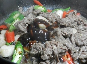 step4: 加上1.5大匙的李錦記蠔油調味，拌勻就可以起鍋囉~