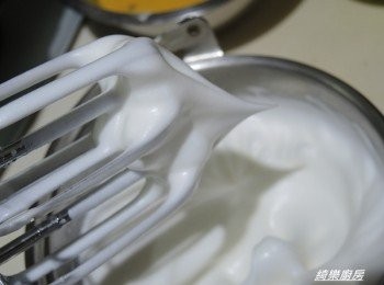 step7: 打成尾端挺立的<span class="group_3">蛋白霜</span>(乾性發泡)