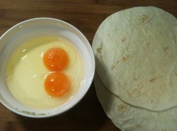 step1: 取出一容器，打入生雞蛋。