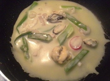 step5: 用倒入1湯匙油在平底鑊，倒入6／1麵漿推平。