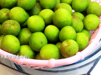 step3: 用清水把所有鹽份洗去。 放在瀝水籃中瀝去水份。再用布吸乾水份, 風乾, 直至看到梅子的茸毛才算乾透。