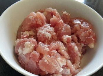 step2: 免治豬肉先用雞粉，糖，生粉，麻油醃 30 分鐘入味