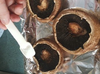 step2: 再灑少許鹽略醃待菇入味