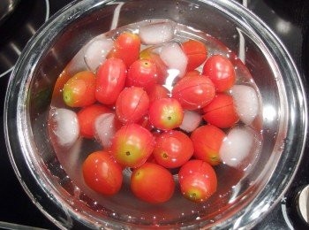 step4: 撈起後馬上放入冰塊水中做冰鎮降溫，然後可以輕鬆去皮。