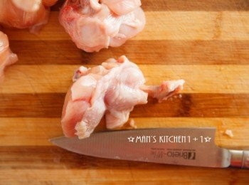 step1: 首先用菜刀從雞小腿的底部畫一個圓，並將所有的雞肉都往頂步推。