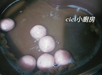 step4: 煲沸水，煮約4分鐘湯圓浮面，即成。