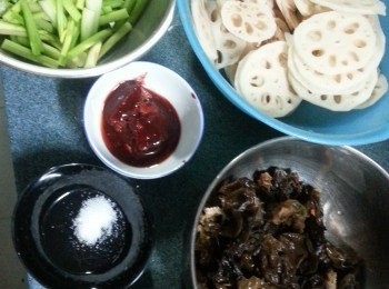 step1: 預備好所有材料:蓮藕洗淨去皮切薄片,木耳浸軟切件,中國芹菜去葉洗淨切段