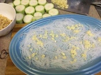 step4: 灑上少許蒜蓉, 再排上絲瓜粒