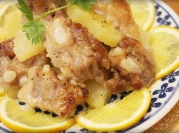 step5: 排骨肉吃起來很嫩耶~表面還脆脆的!!! 不輸給用炸的喔~~烤的方式口感更不會膩耶!!! 充滿著淡淡的橙香~酸甜滋味吃起來很清爽好吃^^"