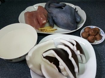 step3: 準備好<span class="group_1">煲湯<span class="group_2">材料：</span></span>新鮮椰子可叫菜檔員工帮忙去椰子殼留新鮮椰子水；洗淨瘦肉切塊