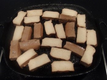 step3: 準備一個平底鍋,熱油鍋後將豆干煎成焦香。