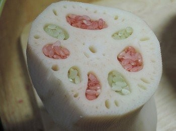 step3: 將彩米填滿蓮藕較長的一邊，我選了紅跟綠的彩米，如果不好填裝，可以用筷子輔助喔!!